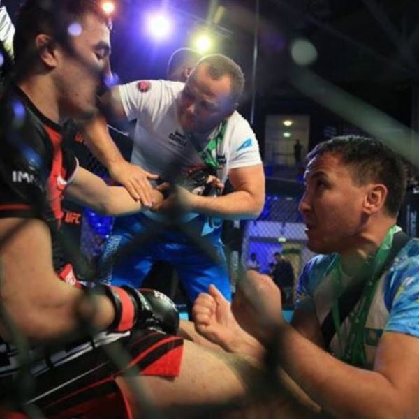 Казахстанская учительница стартовала с победы на чемпионате мира по ММА