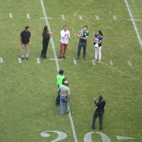 Головкина встретили овациями на стадионе в Мексике