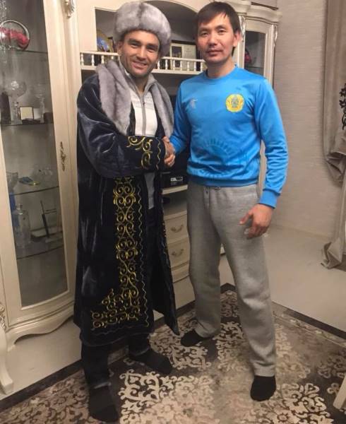 Известный певец и политик накрыл чапан на Моминова