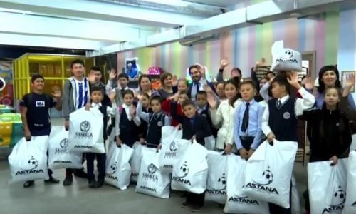 Как игроки и тренеры «Астаны» дарили детям из малообеспеченных семей зимнюю одежду