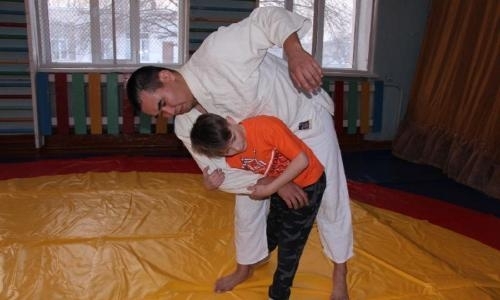 Бойцы СОБРа учили подростков самообороне в ВКО