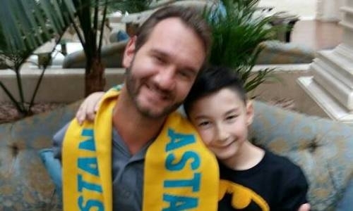 Юный болельщик подарил шарф «Астаны» Нику Вуйчичу
