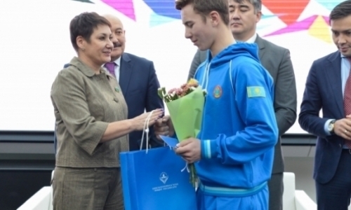 Олимпийцы наградили школьников, сдавших президентские тесты в Астане