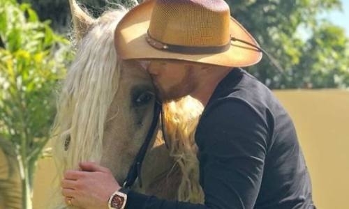 «Теперь ковбой». Соперник Головкина «Канело» продолжает развлекаться