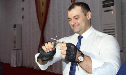 Казахстанский рекордсмен Гиннеса завязывал в узлы гвозди на форуме в СКО