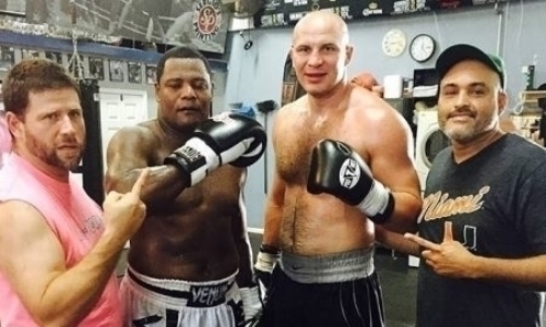 Спарринг-партнер Дычко нокаутировал американца в первом бою после скандала с допингом