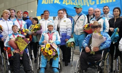 Призеров чемпионата мира по паралимпийскому плаванию и пауэрлифтингу встретили в Астане