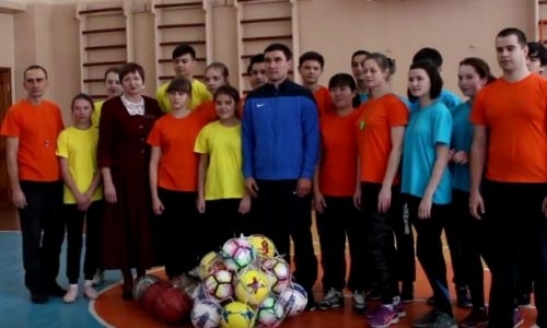 Серик Сапиев провел урок физкультуры и мастер-класс в родном городе