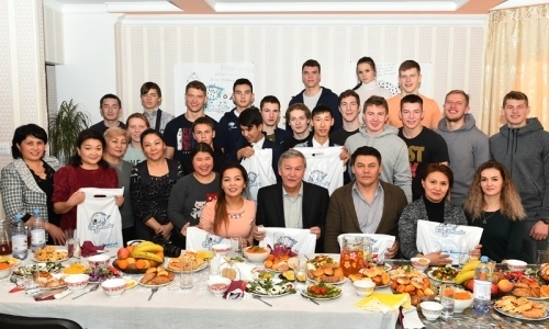 Игроки «Барыса» побывали в гостях у воспитанников Дома юношества