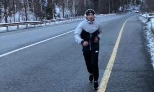 Муса Турсынгалиев тренируется в горах Алматы