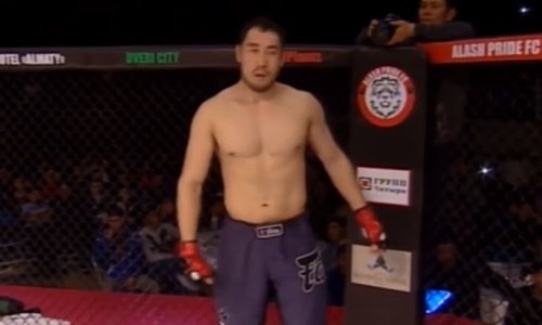 Непобежденный казахстанец нокаутировал россиянина на турнире ACB 77 в Москве