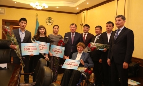 Спортсмены-чемпионы получили сертификаты от акима Жамбылской области