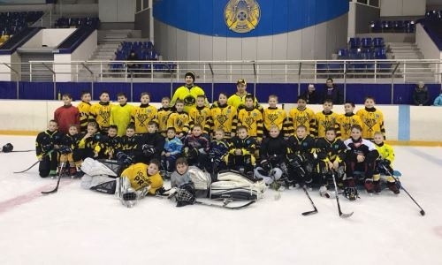 Нападающие «Сарыарки» провели мастер-класс для юных хоккеистов