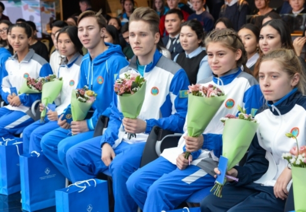 Олимпийцы наградили школьников, сдавших президентские тесты в Астане