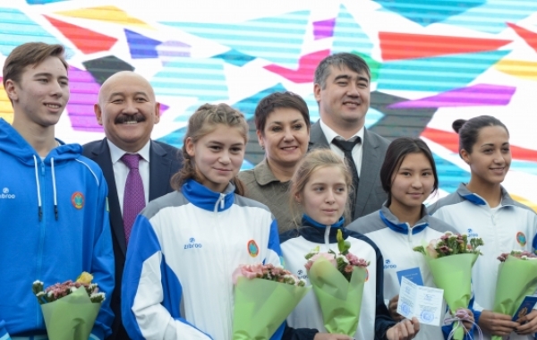 Олимпийцы наградили школьников, сдавших президентские тесты в Астане