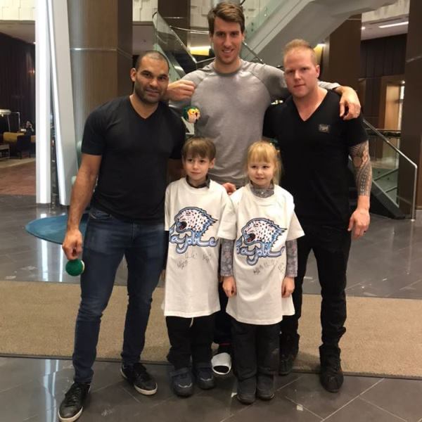 Игроки «Барыса» встретились с детьми в Челябинске