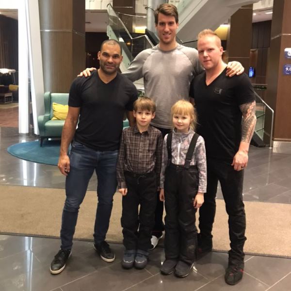 Игроки «Барыса» встретились с детьми в Челябинске