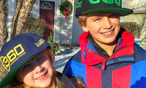 Журналист Fightnews.com подарил своим детям на Рождество бейсболки Головкина