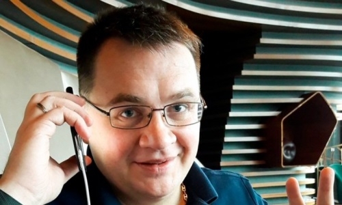 «В Астане очень красивые девушки, но сильно худые. В буран до седьмого этажа долетают». Назаров — о погоде в столице Казахстана