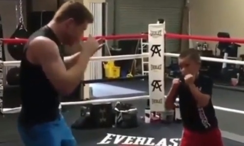 Как соперник Головкина «Канело» детей драться учил