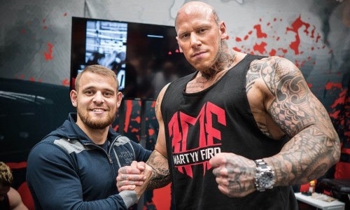 Казахстанский «Макгрегор» провел тренировку с легендарным бодибилдером и актером