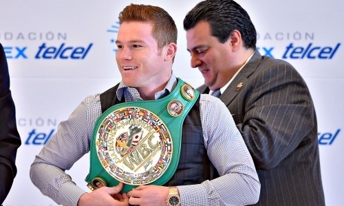 Промоутер чемпиона мира не понимает, почему Альварес отказался от пояса WBC перед боем с Головкиным