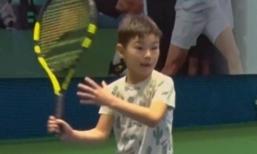 Воспитанники детского дома сыграли с Кукушкиным в теннис