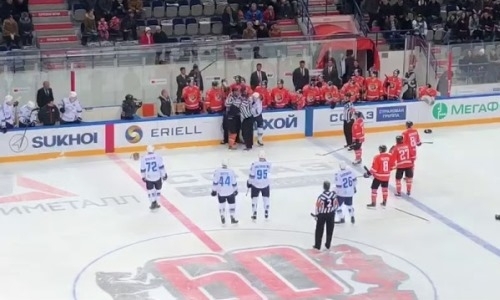 Видео драки Савченко с Ушениным матча КХЛ «Амур» — «Барыс»