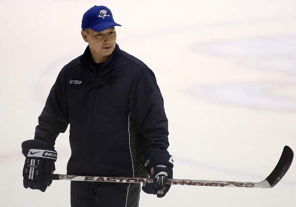 Экс-наставник «Барыса» предложил организовать среди тренеров конкурс по метанию бутылок на Матче Звезд