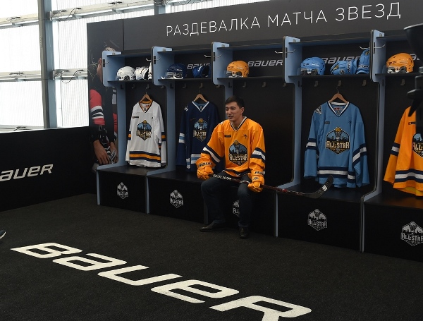 Раздавать баурсаки, рисовать Мозякина и болеть за Миронову. Как прошло Мастер-шоу звёзд КХЛ в Астане