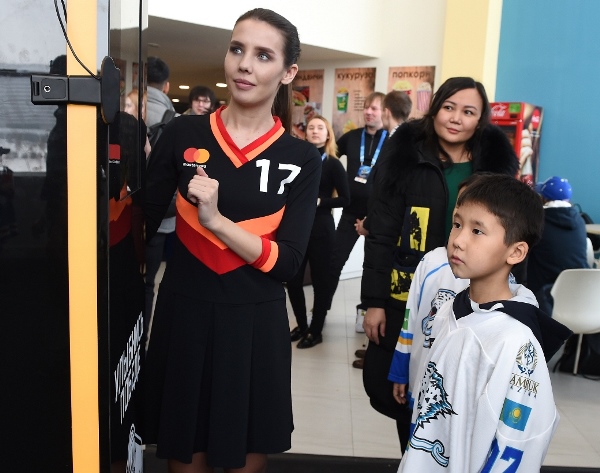 Раздавать баурсаки, рисовать Мозякина и болеть за Миронову. Как прошло Мастер-шоу звёзд КХЛ в Астане