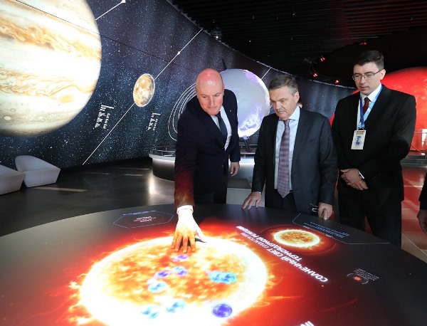 Раздавать баурсаки, рисовать Мозякина и болеть за Миронову. Как прошло Мастер-шоу звёзд КХЛ в Астане