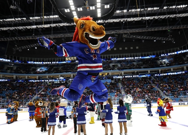 Раздавать баурсаки, рисовать Мозякина и болеть за Миронову. Как прошло Мастер-шоу звёзд КХЛ в Астане