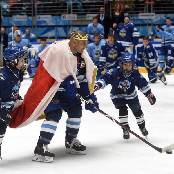 Танцы арбитров и полёт Сочимена. Лучшие моменты Мастер-шоу КХЛ в Астане