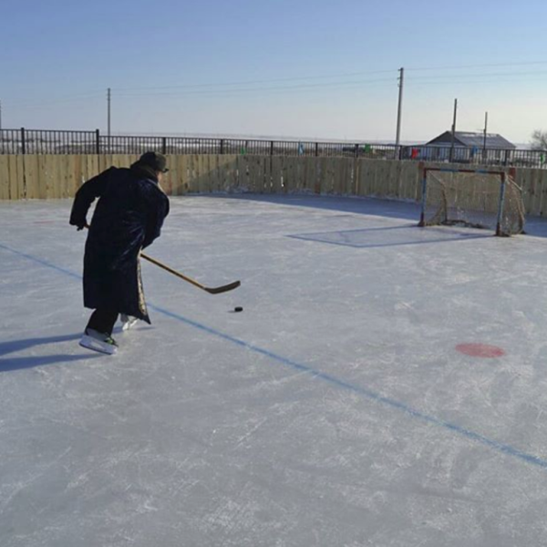 79-летний актюбинец удивил сельчан игрой в хоккей