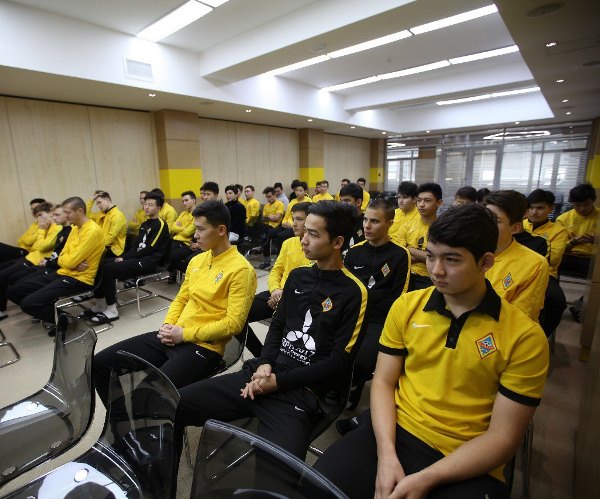 В Академии Сегизбаева прошла встреча воспитанников с почетными ветеранами «Кайрата»