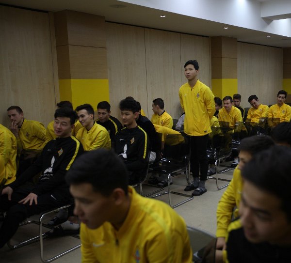 В Академии Сегизбаева прошла встреча воспитанников с почетными ветеранами «Кайрата»