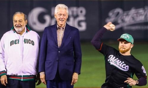 Соперник Головкина «Канело» произвел торжественное вбрасывание на бейсбольном матче