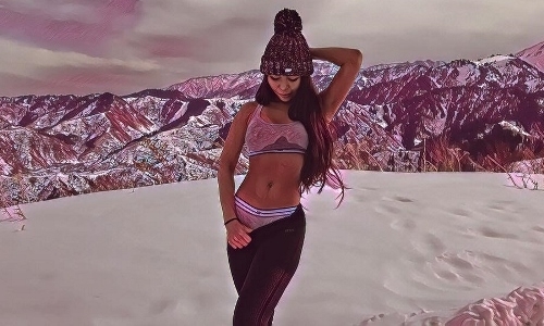 Чемпионка Казахстана по бодибилдингу устроила фотосессию в спортивном бикини на белом снегу гор Алматы