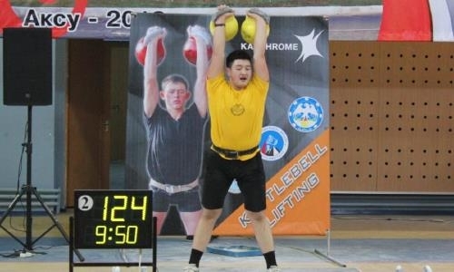 16-летний гиревик стал двукратным чемпионом Казахстана