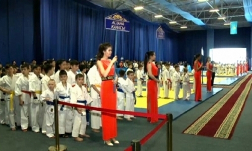 В Уральске более 400 юных каратистов борются за право попасть в сборную