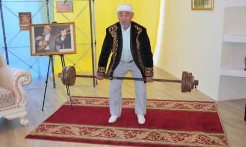 Чемпион мира по пауэрлифтингу передал свои награды музею в Темиртау