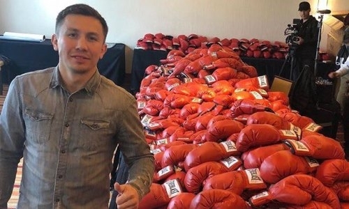 Головкин подписал сотни перчаток перед реваншем с «Канело»