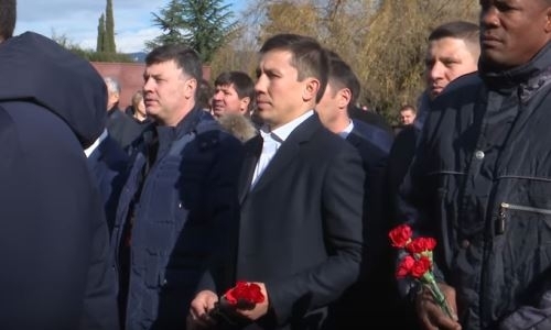 Видео возложения Головкиным цветов к вечному огню в Сочи