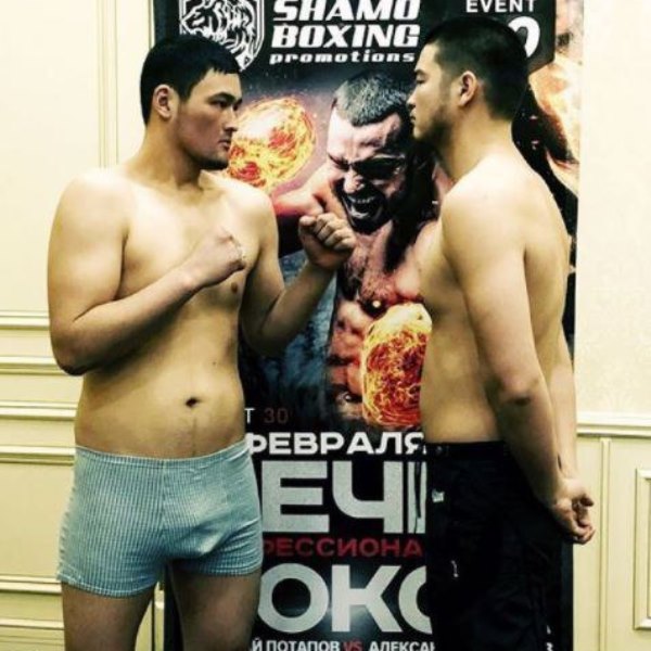 Двое казахстанских боксеров нокаутировали соперников в Москве