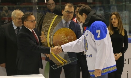 Фоторепортаж с вручения сборной Казахстана победного трофея Еврочелленджа