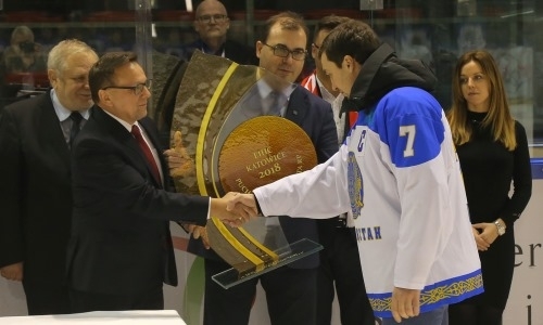 Фоторепортаж с вручения сборной Казахстана победного трофея Еврочелленджа