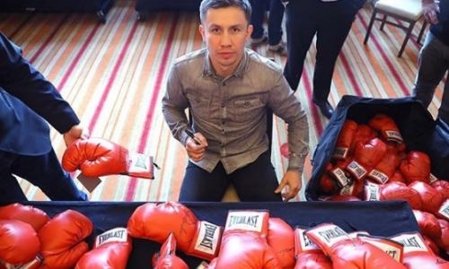 Головкин не устает подписывать перчатки для своих болельщиков