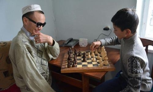 Потерявший зрение сельчанин из Алматинской области выступает на шахматных турнирах