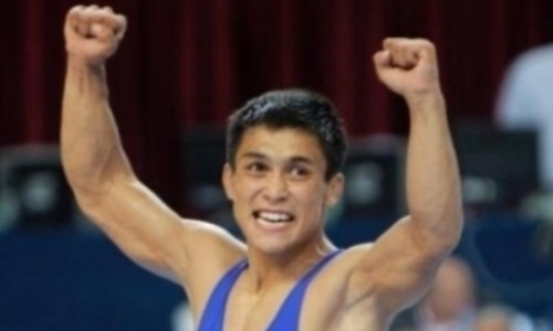 Казахстанский борец за четыре минуты стал трехкратным чемпионом Азии